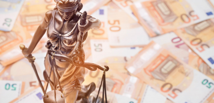 Schmerzensgeld Düsseldorf - Mit dem Fachanwalt für Medizinrecht durchsetzen Bronzene Justitia auf Geldscheinen